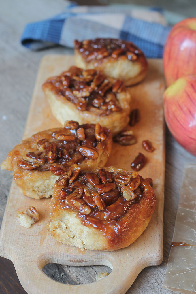 Sweet juicy apple tossed in cinnamon, brown sugar, rolled up in soft tender bread. It’s like eating a cinnamon apple pie.