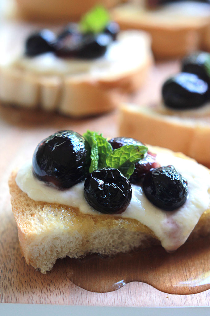 Simple and simply delicious, this Roasted Grapes with Burrata Cheese Toast recipe is perfect for those impromptu gatherings. Toast, softly melted Burrata, roasted grapes and a drizzle of agave or honey, so easy. 