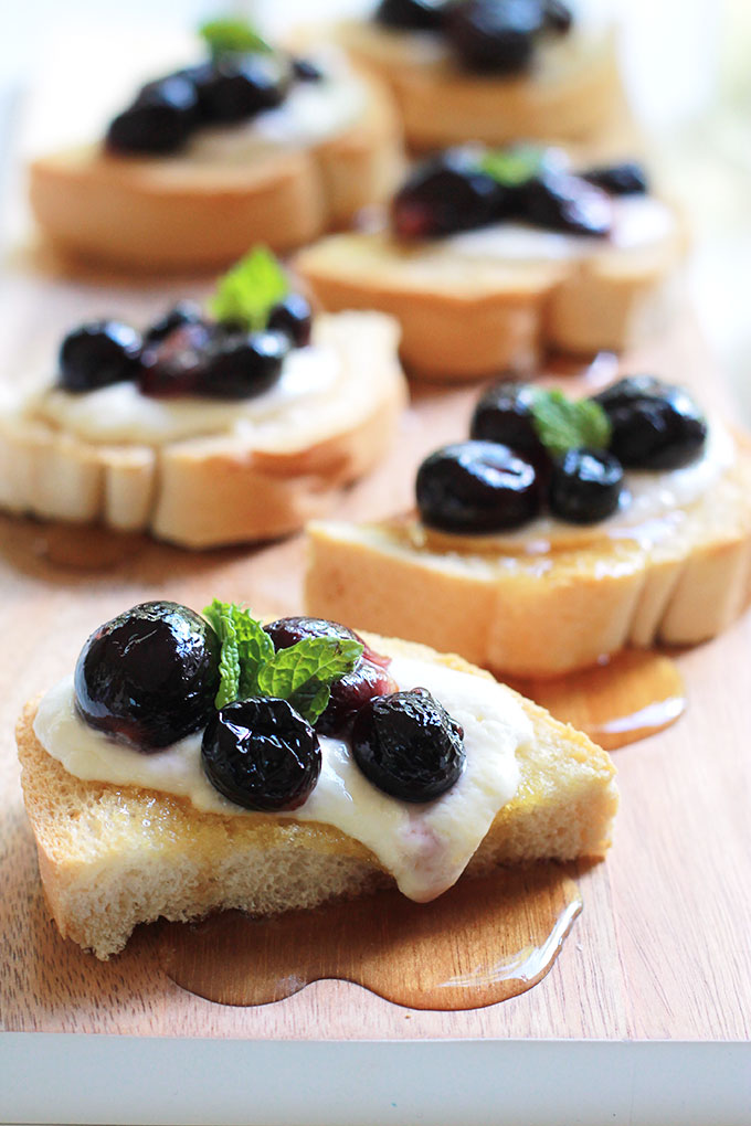 Simple and simply delicious, this Roasted Grapes with Burrata Cheese Toast recipe is perfect for those impromptu gatherings. Toast, softly melted Burrata, roasted grapes and a drizzle of agave or honey, so easy. 